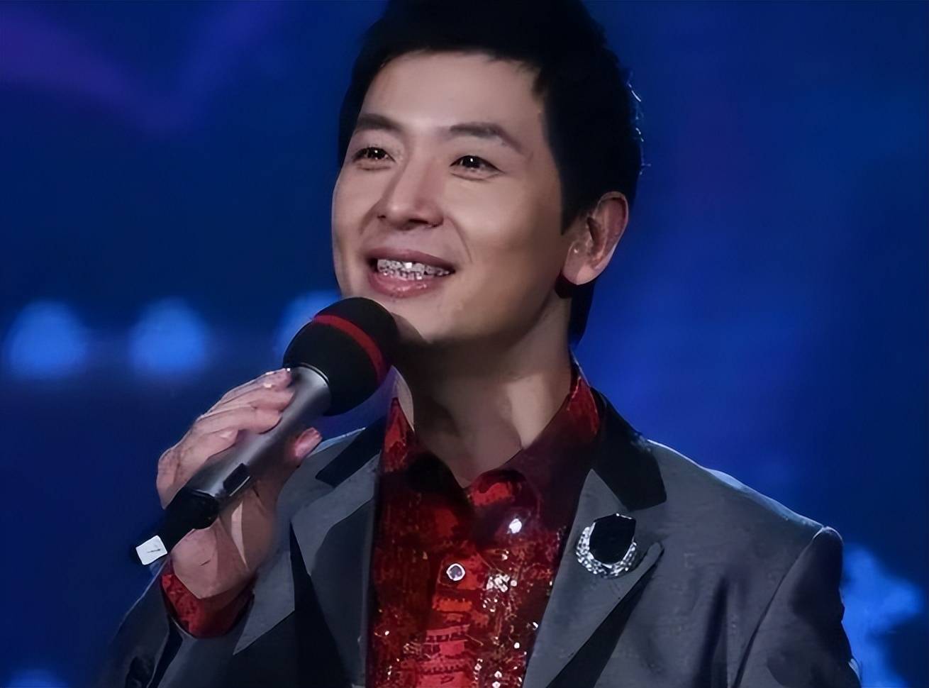 李学鹏曾跟邓卓翔是国少好友，如今后者已退役，而他还在坚持(李学鹏现在在哪个队)